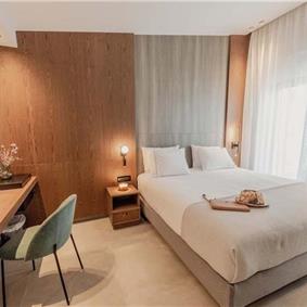 3 bedroom penthouse apartment with pool in Chania town, sleeps 6